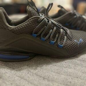 Men’s Puma Axelion sneakers, great condition, size 10.5